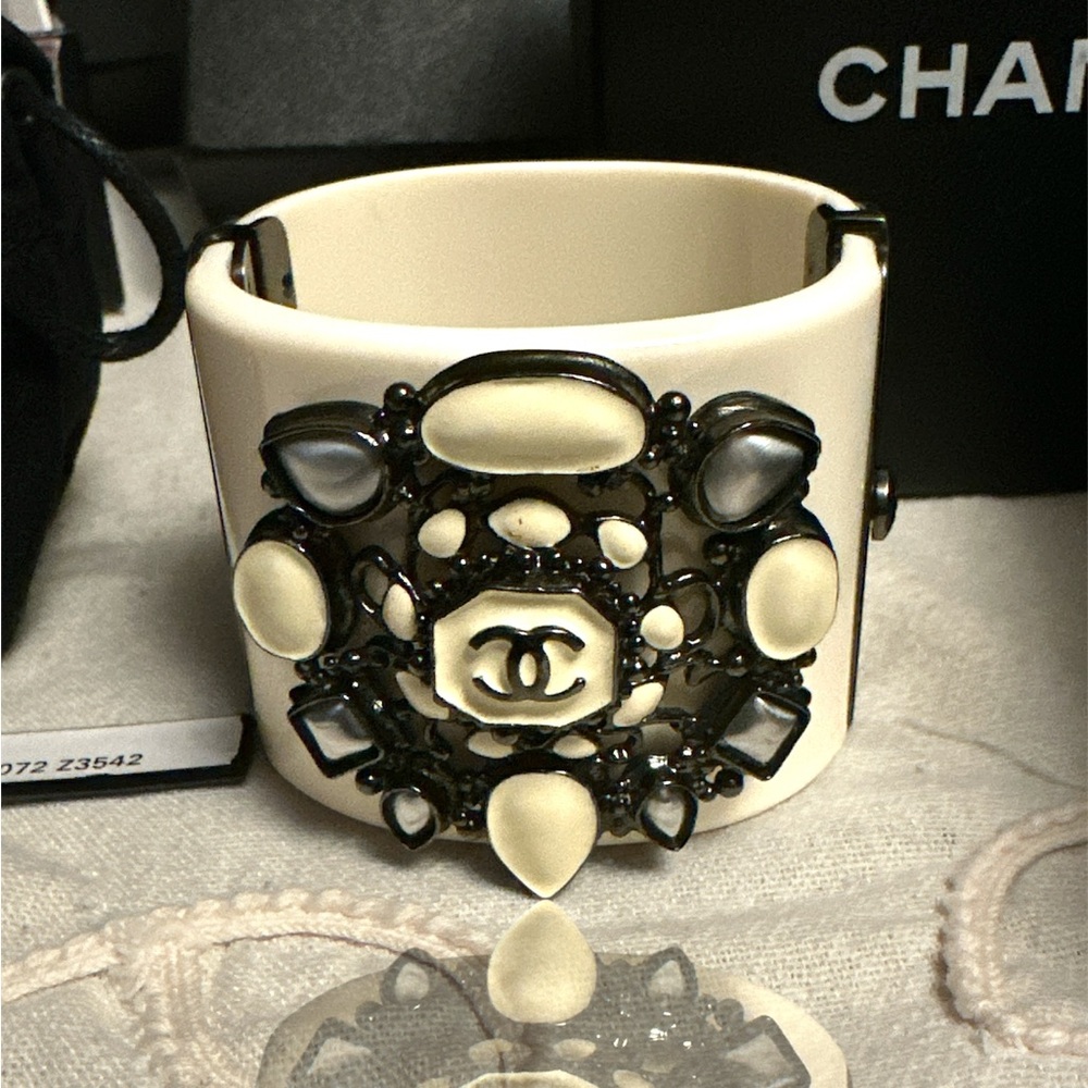 CHANEL Elegant Gunmetal and White Bracelet - Picture 6 of 7